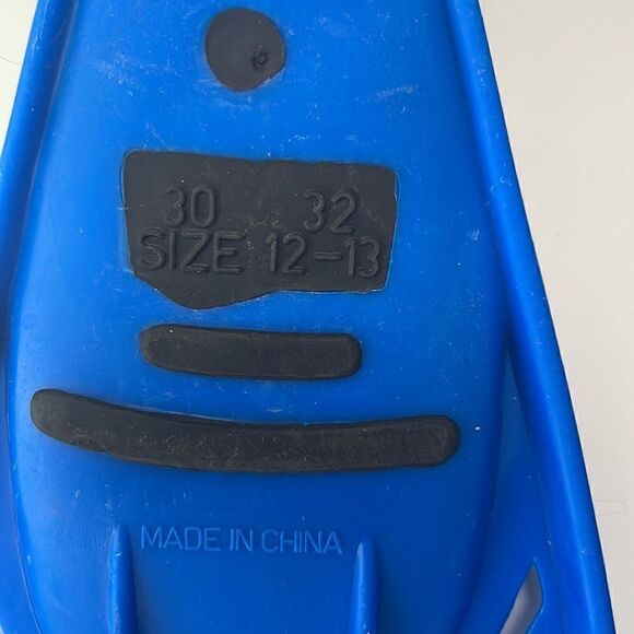 US Divers flippers.  Shoe size youth 12-13.  EUC. - Picture 4 of 4